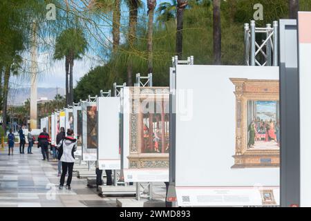 ALMERIA, ESPAGNE - 24 FÉVRIER 2024 présentation de cinquante peintures grandeur nature qui sont des répliques des peintures les plus importantes des collections de th Banque D'Images