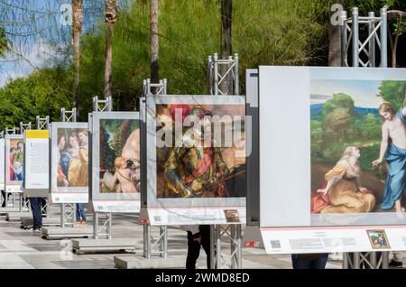 ALMERIA, ESPAGNE - 24 FÉVRIER 2024 présentation de cinquante peintures grandeur nature qui sont des répliques des peintures les plus importantes des collections de th Banque D'Images