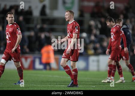 Boussu, Belgique. 25 février 2024. Les joueurs d'Essevee semblent déçus après avoir perdu un match de football entre Royal Francs Borains et SV Zulte Waregem, dimanche 25 février 2024 à Boussu, au jour 23/30 de la deuxième division du championnat belge 'Challenger Pro League' 2023-2024. BELGA PHOTO BRUNO FAHY crédit : Belga News Agency/Alamy Live News Banque D'Images