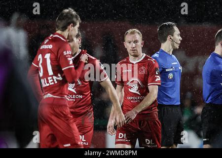 Boussu, Belgique. 25 février 2024. Les joueurs d'Essevee semblent déçus après avoir perdu un match de football entre Royal Francs Borains et SV Zulte Waregem, dimanche 25 février 2024 à Boussu, au jour 23/30 de la deuxième division du championnat belge 'Challenger Pro League' 2023-2024. BELGA PHOTO BRUNO FAHY crédit : Belga News Agency/Alamy Live News Banque D'Images