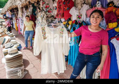 Merida Mexique, Uxmal, vendeurs de souvenirs, vêtements de chapeaux de Fedora, vente de vente, femme femmes femme femme, adultes adultes, résidents, gestionnaires, sh Banque D'Images