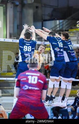 Latina, Italie. 25 février 2024. Attaque de Dzavoronok Donovan (Rana Verona) pendant Cisterna volley vs Rana Verona, match de Superligue masculine de volleyball Italien Serie A à Latina, Italie, février 25 2024 crédit : Agence photo indépendante/Alamy Live News Banque D'Images