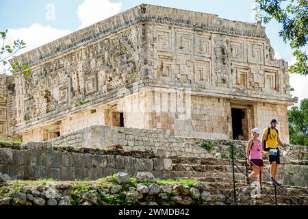 Merida Mexico, Puuc style Uxmal Archaeological zone site, Zona Arqueologica de Uxmal, classique Mayan ville calcaire, homme hommes hommes, femme femme femme femme, a Banque D'Images