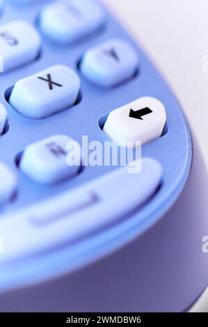 Gros plan des touches bleues et blanches d'une étiqueteuse thermique en détail, en mettant en évidence la touche retour arrière sur les autres hors foyer. Banque D'Images