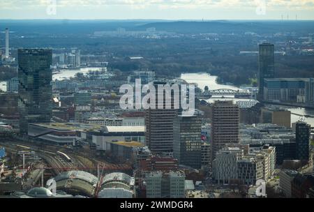 Berlin, Allemagne. 23 février 2024. Vue de bâtiments résidentiels et commerciaux dans l'est de la capitale, prise depuis la tour de télévision lors d'une conférence de presse pour présenter le bilan touristique de l'Office statistique de Berlin-Brandebourg. Crédit : Monika Skolimowska/dpa/Alamy Live News Banque D'Images