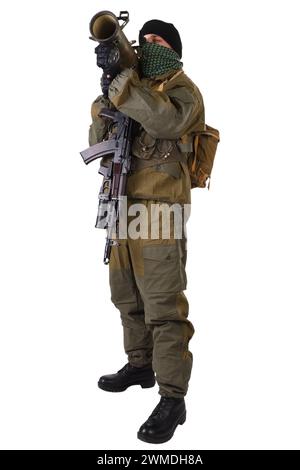 Un combattant insurgé tire un lance-roquettes RPG isolé sur blanc Banque D'Images