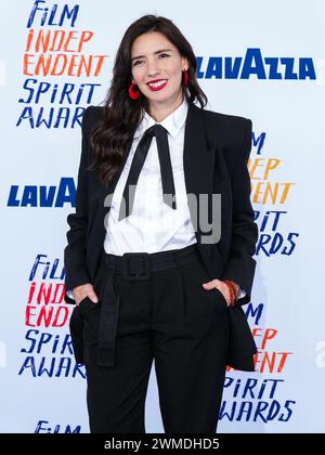 Los Angeles, États-Unis. 25 février 2024. Lila Aviles marchant sur le tapis rouge au film Independent Spirit Awards 2024 qui s'est tenu sur la plage de Santa Monica, en Californie, le 25 février 2024. (Photo de Sthanlee B. Mirador/Sipa USA) crédit : Sipa USA/Alamy Live News Banque D'Images