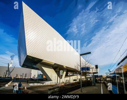 12-19-2023 STUTTGART GERM Awe bâtiment futuriste du Musée de Porsche et monument drôle avec des voitures Porsche 911 blanches au sommet Banque D'Images