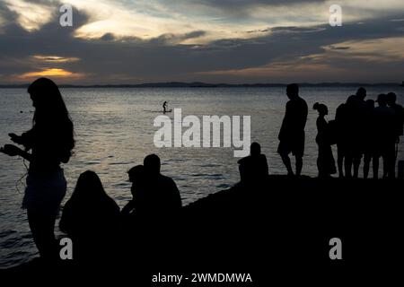 Salvador, Bahia, Brésil - 20 mars 2015 : silhouette de personnes profitant du coucher de soleil au musée MAM dans la ville de Salvador, Bahia. Banque D'Images