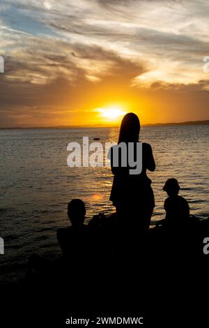 Salvador, Bahia, Brésil - 20 mars 2015 : silhouette de personnes profitant du coucher de soleil au musée MAM dans la ville de Salvador, Bahia. Banque D'Images