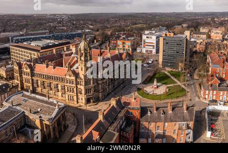 WAKEFIELD, WEST YORKSHIRE, ROYAUME-UNI - 19 FÉVRIER 2024. Paysage panoramique aérien du bâtiment historique du Wakefield County Hall et des jardins du couronnement Banque D'Images