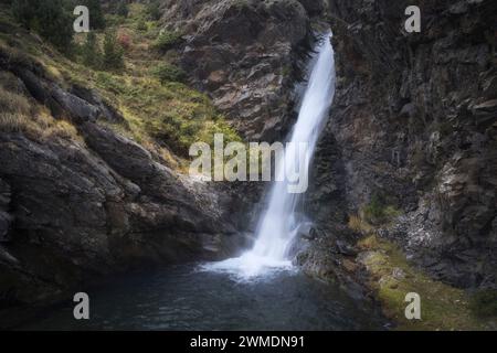 Cascade dans une zone rocheuse de Pont de Rus à Vall Fosca, Pyrénées catalanes. Banque D'Images