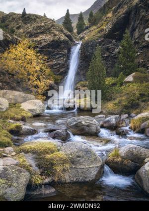 Cascade dans une zone rocheuse de Pont de Rus à Vall Fosca, Pyrénées catalanes. Banque D'Images