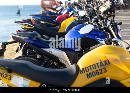 Salvador, Bahia, Brésil - 21 octobre 2023 : des dizaines de motos sont vues stationnées à Porto da Barra dans la ville de Salvador, Bahia. Banque D'Images