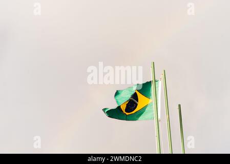 Salvador, Bahia, Brésil - 27 août 2022 : drapeau brésilien volant dans le vent. Salvador, Brésil. Banque D'Images