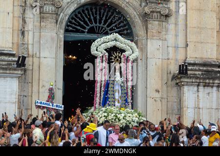 Salvador, Bahia, Brésil - 08 décembre 2023 : les catholiques portent l'image de notre-Dame de Conceicao da Praia lors de l'hommage dans la ville de Salvador, Bahia. Banque D'Images