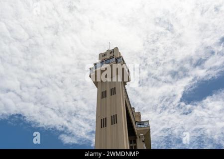 Salvador, Bahia, Brésil - 08 décembre 2023 : vue de dessous l'ascenseur Lacerda contre le ciel bleu et les nuages blancs. Carte postale de la ville de Salvado Banque D'Images