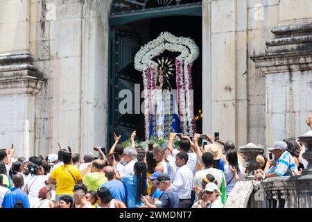 Salvador, Bahia, Brésil - 08 décembre 2023 : des catholiques sont vus après la procession en l'honneur de Conceicao da Praia dans la ville de Salvador, Bahia Banque D'Images
