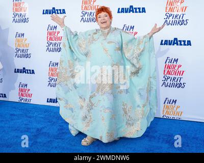 Los Angeles, États-Unis. 25 février 2024. Susan Berger marchant sur le tapis rouge lors du film Independent Spirit Awards 2024 qui s'est tenu sur la plage de Santa Monica, en Californie, le 25 février 2024. (Photo de Sthanlee B. Mirador/Sipa USA) crédit : Sipa USA/Alamy Live News Banque D'Images