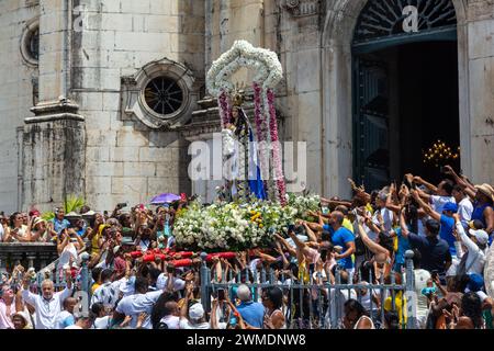 Salvador, Bahia, Brésil - 08 décembre 2023 : des catholiques sont vus après la procession en l'honneur de Conceicao da Praia dans la ville de Salvador, Bahia Banque D'Images