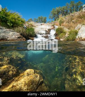 Petite cascade dans une rivière en Espagne, vue divisée à moitié sur et sous la surface de l'eau, scène naturelle, Galice, province de Pontevedra Banque D'Images