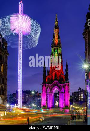 Lumières de Noël d'Édimbourg avec le monument de Scott illuminé et des sentiers lumineux amusants Banque D'Images