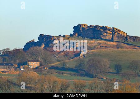 Un plan lointain d'Almscliffe Crag près de Harrogate, Yorkshire du Nord, Royaume-Uni Banque D'Images
