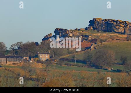 Un plan lointain d'Almscliffe Crag près de Harrogate, Yorkshire du Nord, Royaume-Uni Banque D'Images