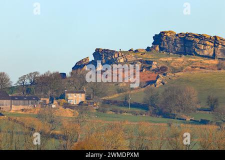 Un plan lointain d'Almscliffe Crag près de Harrogate, Yorkshire du Nord, Royaume-Uni Banque D'Images
