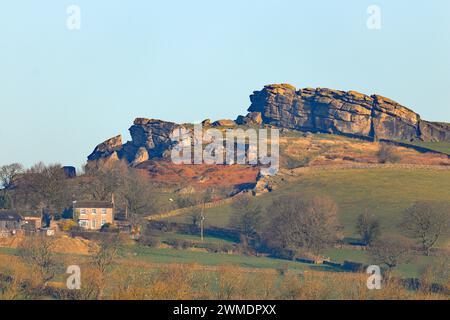 Un plan lointain d'Almscliffe Crag près de Harrogate, Yorkshire du Nord, Royaume-Uni Banque D'Images