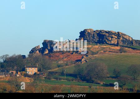 Un plan lointain d'Almscliffe Crag près de Harrogate, Yorkshire du Nord, Royaume-Uni Banque D'Images