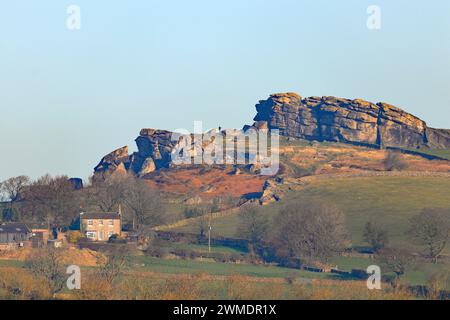 Un plan lointain d'Almscliffe Crag près de Harrogate, Yorkshire du Nord, Royaume-Uni Banque D'Images