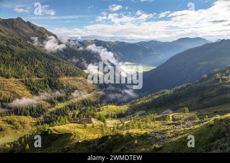 Dolomites au milieu des nuages, Alpes carniennes, Italie Banque D'Images