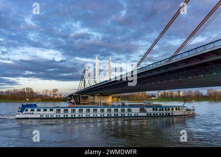 Swiss Ruby, Flusskreuzfahrtschiff unter der A40 Brücke Neuenkamp, Pfeiler und Schrägseile der neuen Autobahnbrücke über den Rhein BEI Duisburg, die Alte Brücke, vorne, wird zur Zeit zurück gebaut, dann wird der zweite Teil der Neuenkamper Brücke errichtet, NRW, Deutschland, Rheinbrücke Neuenkamp *** Swiss Ruby, bateau de croisière fluviale sous le pont A40 Neuenkamp, piliers et haubans du nouveau pont autoroutier sur le Rhin près de Duisburg, l'ancien pont, en face, est en cours de reconstruction, puis la deuxième partie du pont Neuenkamp sera construite, NRW, Allemagne, pont Rhin Neuenkamp Banque D'Images