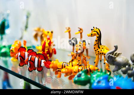 Souvenirs colorés du célèbre verre de Murano. Figurines animales traditionnelles en verre de Murano dans une boutique de cadeaux de marque, île de Murano, Venise, Italie. Banque D'Images