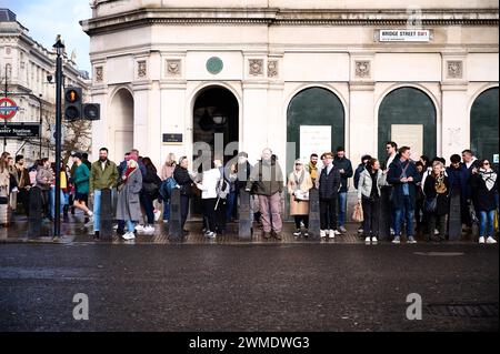 11 févr. 2024 - Londonuk : rue londonienne avec des gens qui attendent pour traverser la route au passage piétonnier Banque D'Images