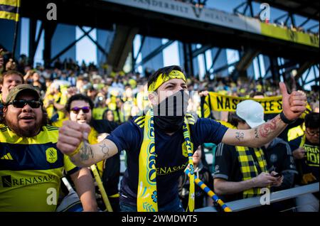 Nashville, Tennessee, États-Unis. 25 février 2024. Les fans du SC de Nashville encouragent l'ouverture à domicile de l'équipe contre les Red Bulls de New York. (Crédit image : © Camden Hall/ZUMA Press Wire) USAGE ÉDITORIAL SEULEMENT! Non destiné à UN USAGE commercial ! Crédit : ZUMA Press, Inc/Alamy Live News Banque D'Images