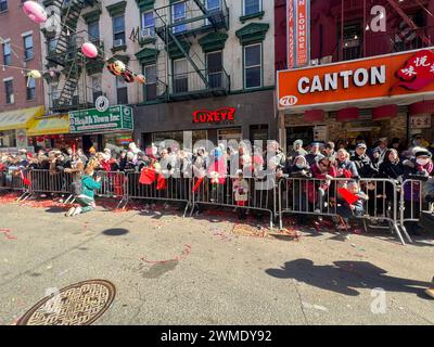 New York, États-Unis. 25 février 2024. Des milliers de personnes participent à la 26e parade annuelle du nouvel an lunaire chinois et au festival à Manhattan-Chinatown. Crédit : Ryan Rahman/Alamy Live News Banque D'Images