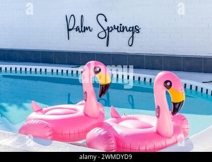 Jouets flottants de piscine rose flamant rose à Palm Springs, Californie Banque D'Images