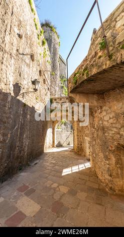 Les fortifications de Kotor sont un système de fortifications historique intégré qui protégeait la ville médiévale de Kotor, au Monténégro. Banque D'Images