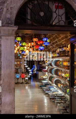 Kotor, Monténégro - 14 février 2024:Boutique de cadeaux vendant des produits artisanaux traditionnels turcs dans la vieille ville de Kotor, Monténégro. Banque D'Images