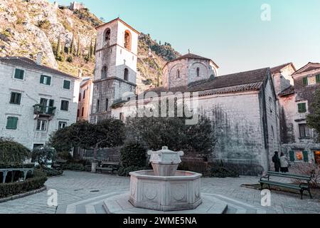 Kotor, Monténégro - 14 février 2024 : Sainte marie de la collégiale River dans la vieille ville de Kotor, Monténégro. Banque D'Images