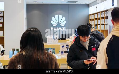 SHANGHAI, CHINE - 25 FÉVRIER 2024 - les clients découvrent Pocket 2, le téléphone pliable phare de nouvelle génération de Huawei dans un magasin Huawei à Shanghai, CH Banque D'Images