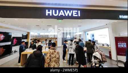 SHANGHAI, CHINE - 25 FÉVRIER 2024 - les clients découvrent Pocket 2, le téléphone pliable phare de nouvelle génération de Huawei dans un magasin Huawei à Shanghai, CH Banque D'Images