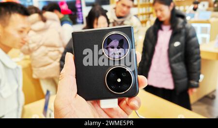 SHANGHAI, CHINE - 25 FÉVRIER 2024 - les clients découvrent Pocket 2, le téléphone pliable phare de nouvelle génération de Huawei dans un magasin Huawei à Shanghai, CH Banque D'Images