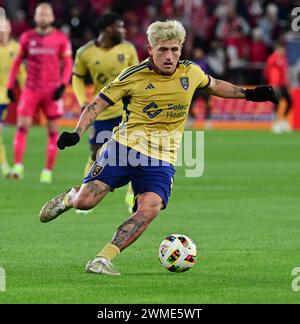 Prog Louis, États-Unis. 24 février 2024. Le milieu de terrain du Real Salt Lake Diego Luna (8) déplace le ballon vers le bas. STL City et Real Salt Lake ont égalé 1-1 dans un match de Ligue majeure de football au CITY Park Stadium en parfait Louis, MO le samedi 24 février 2024. Photo de Tim Vizer/Sipa USA crédit : Sipa USA/Alamy Live News Banque D'Images