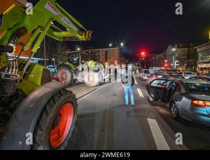 25 février 2024, Brandebourg, Francfort (Oder) : les agriculteurs et les commerçants bloquent la route d'accès au poste frontalier germano-polonais de Stadtbrücke à Francfort (Oder) avec leurs véhicules pendant la nuit. En réponse aux plans d'austérité du gouvernement allemand, les agriculteurs, les commerçants et les artisans ont une fois de plus appelé à protester. Photo : Patrick Pleul/dpa Banque D'Images