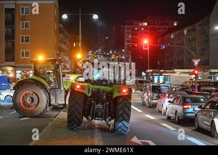 25 février 2024, Brandebourg, Francfort (Oder) : les agriculteurs et les commerçants bloquent la route d'accès au poste frontalier germano-polonais de Stadtbrücke à Francfort (Oder) avec leurs véhicules pendant la nuit. En réponse aux plans d'austérité du gouvernement allemand, les agriculteurs, les commerçants et les artisans ont une fois de plus appelé à protester. Photo : Patrick Pleul/dpa Banque D'Images