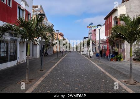 Promenade principale et rue principale de Santa Maria Town, Santa Maria, Sal, Îles du Cap Vert, Afrique Banque D'Images