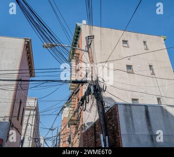 HOBOKEN, N.J. – 24 février 2024 : des fils électriques sont vus dans une ruelle à Hoboken, New Jersey. Banque D'Images